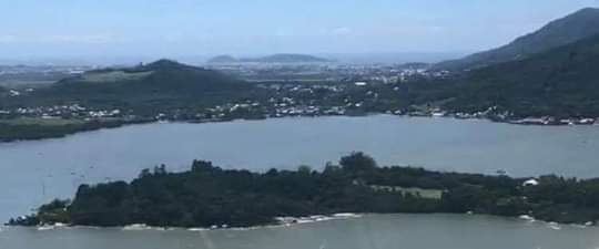 Barco vira e pescador é encontrado com vida após 17 horas em alto-mar