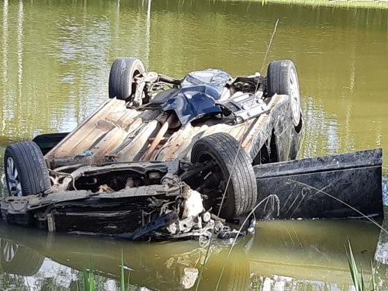 Em SC: Dois jovens de 18 anos sofrem grave capotamento