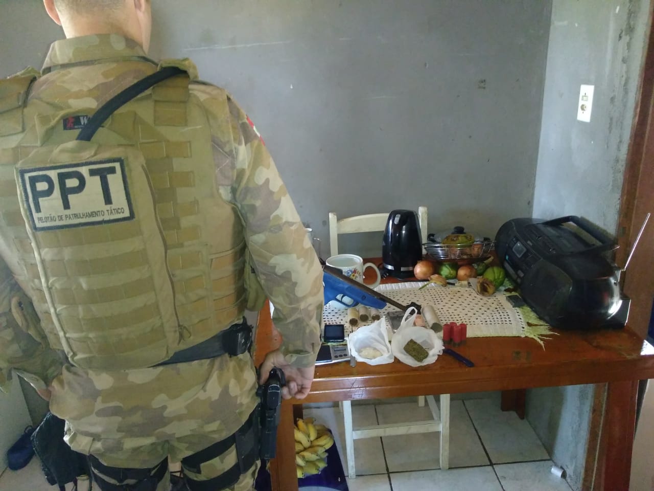 Adolescentes são apreendidos por tráfico de drogas, receptação e porte ilegal de arma em Tubarão