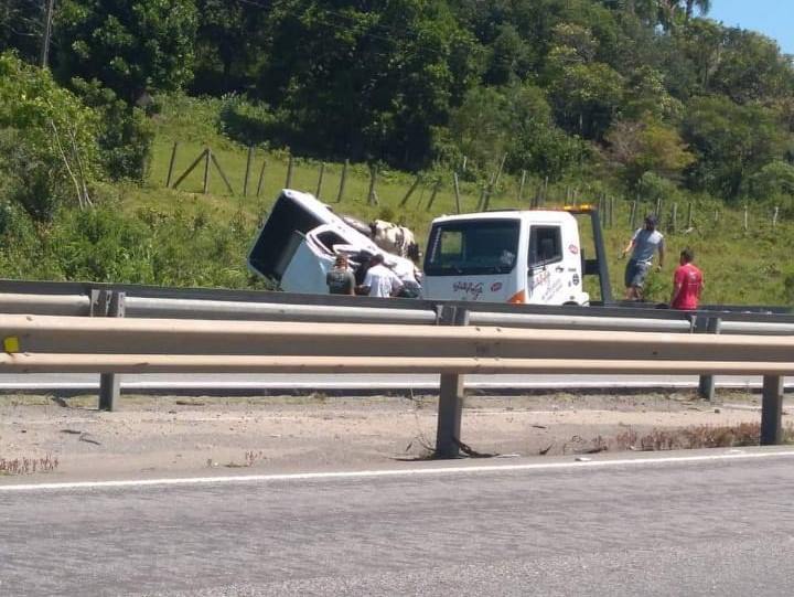 Condutor de caminhonete sofre grave acidente na BR-101, em Imbituba