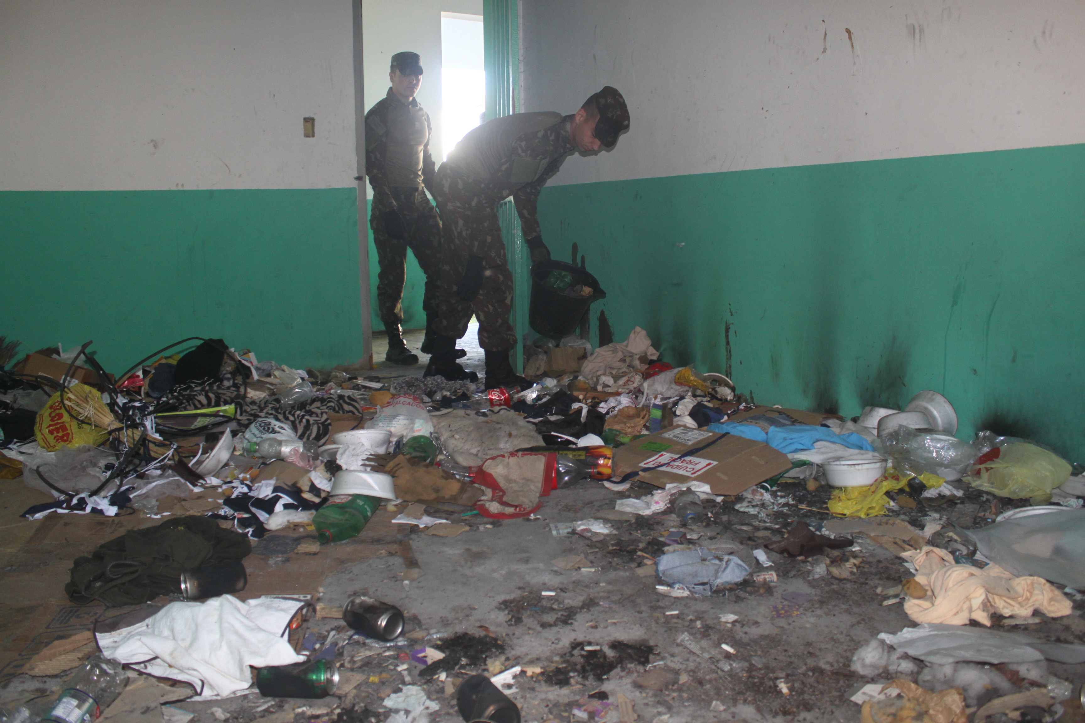 Tubarão: Força-tarefa promove limpeza de espaços públicos ocupados por moradores de rua