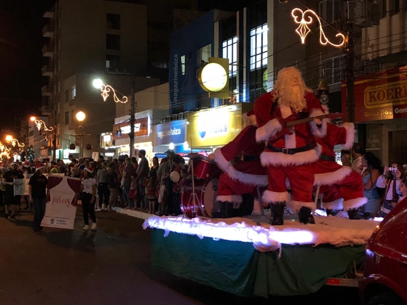 Desfile marca chegada do Papai Noel em Tubarão