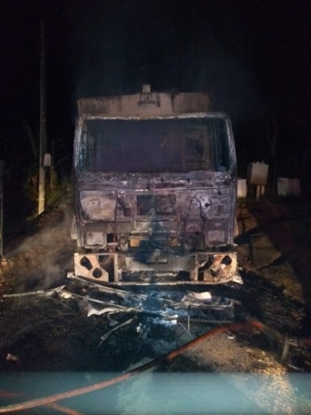 Caminhão da coleta de lixo é destruído por incêndio em Orleans