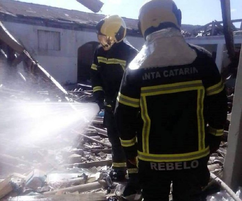Bombeiros combatem incêndio em prédio abandonado de Laguna
