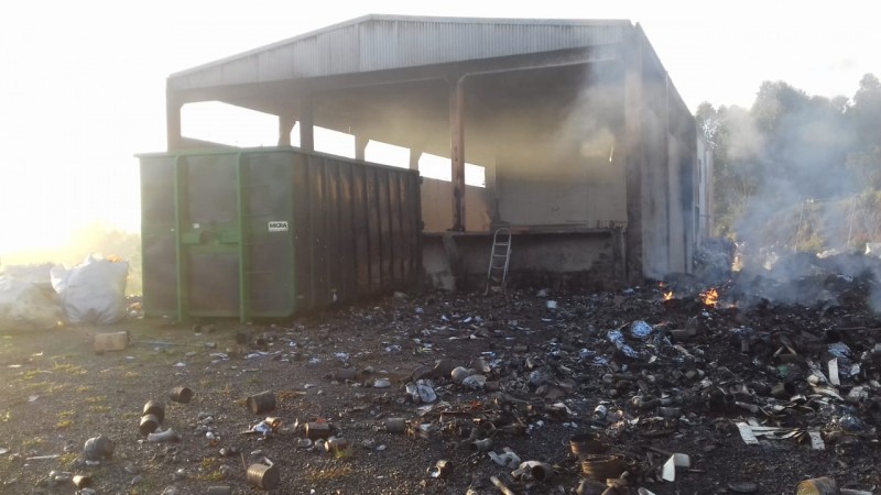 Pavilhão utilizado para reciclagem é atingido por fogo em Içara