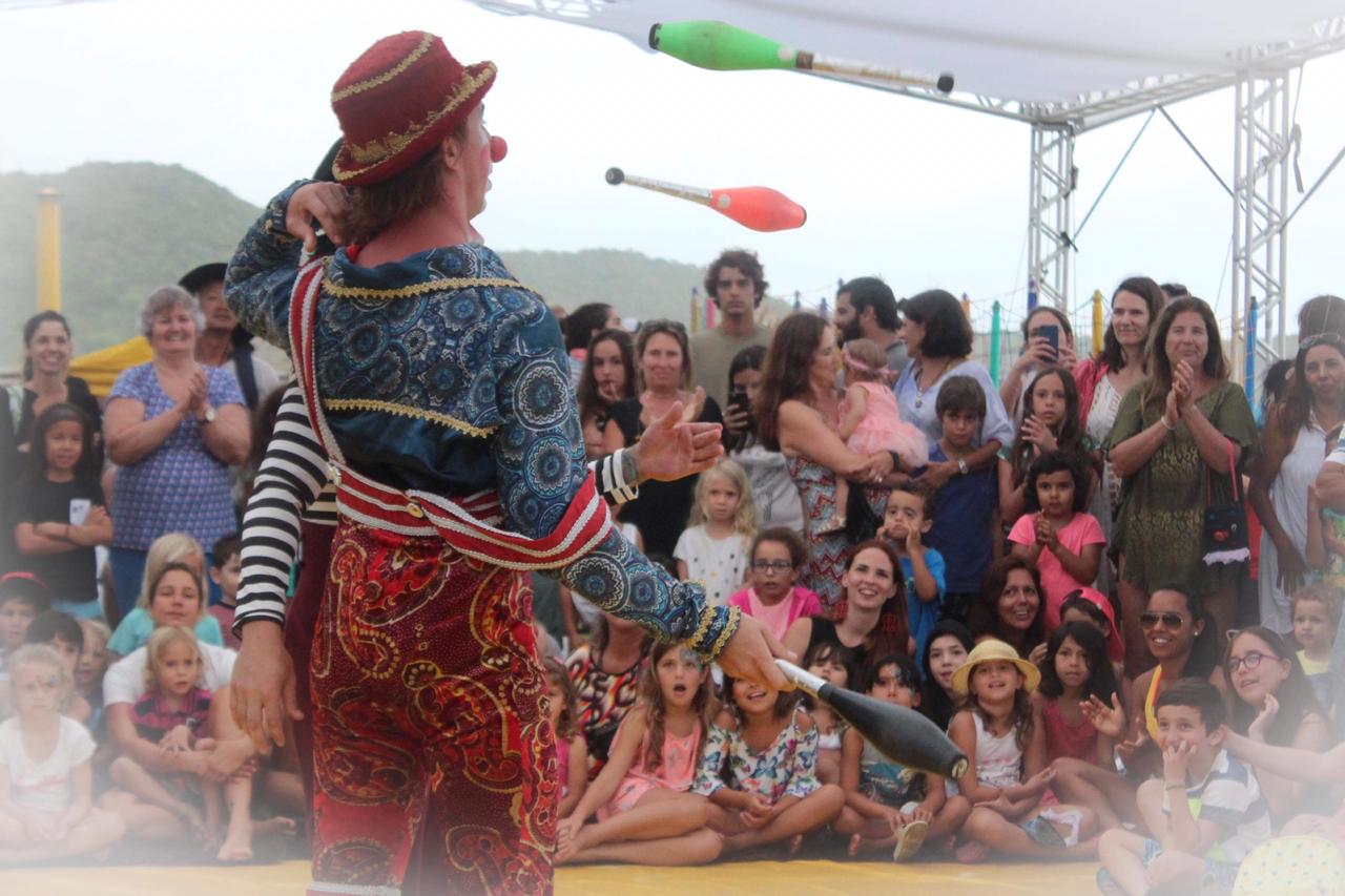 Circo Mágico do Bem: Espetáculo resgata tradição circense e cultura local, na Praia do Rosa
