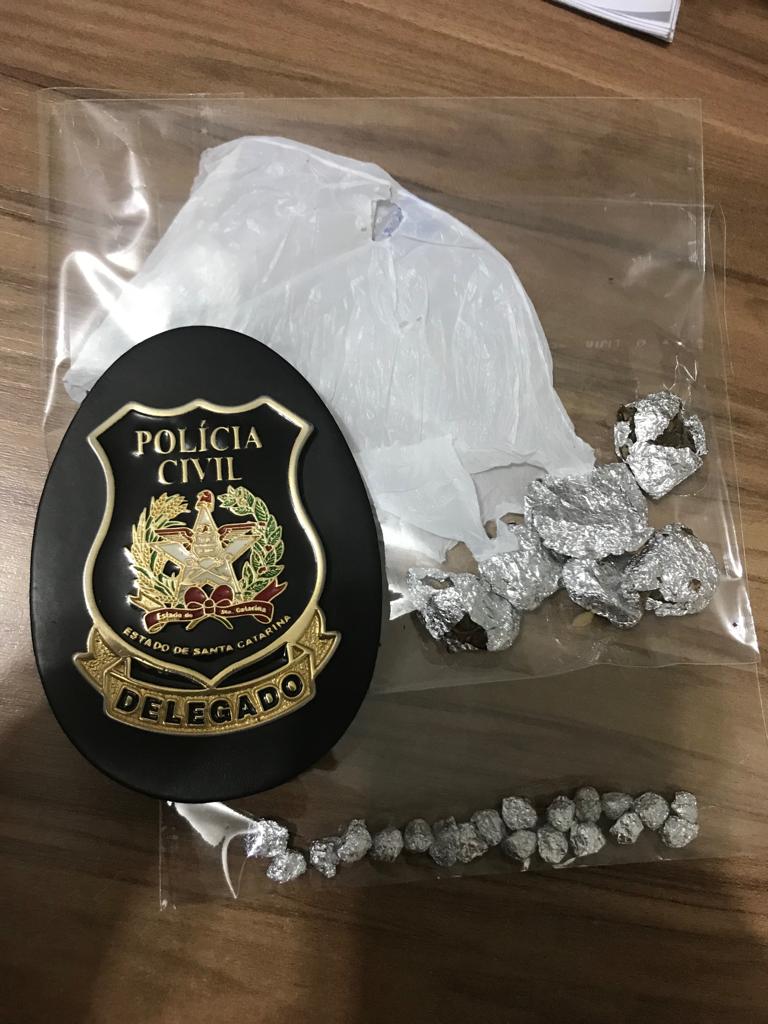 Tráfico: Mulher de 32 anos é presa em flagrante com crack e maconha em São Ludgero