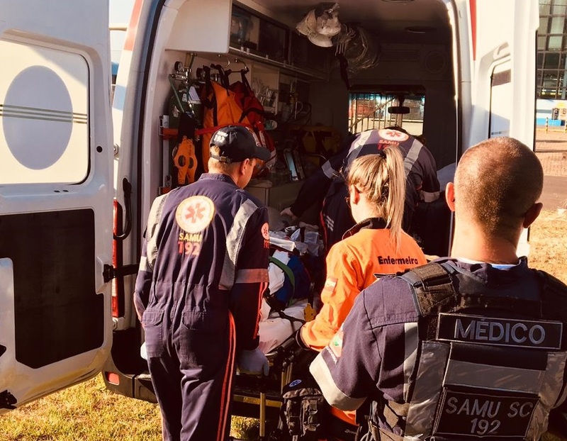 Em SC: Homem fica gravemente ferido ao ser atingido por tronco de árvore