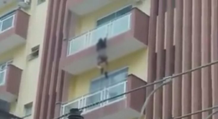 Em SC: Mulher fica pendurada em sacada no 7º andar de prédio