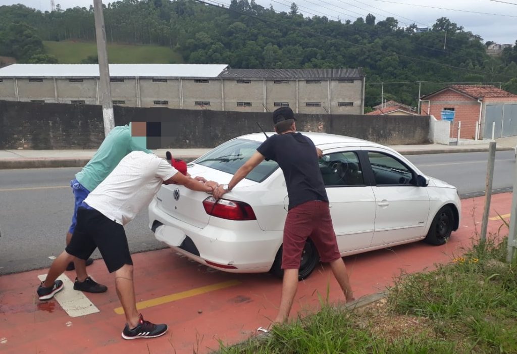 Jovens são presos após passarem notas falsas de R$100 em Orleans