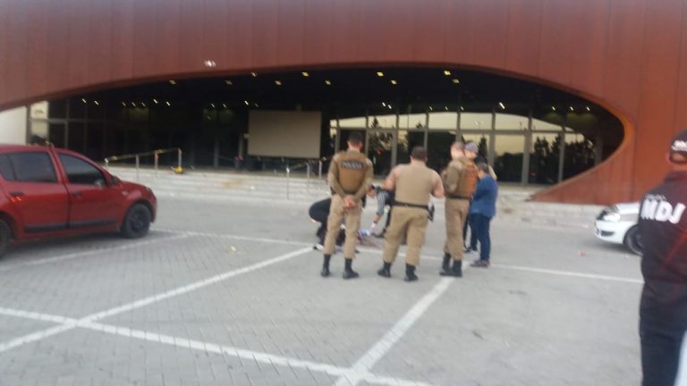 Adolescente de 16 anos é morto a tiros em pátio de casa de eventos em Criciúma