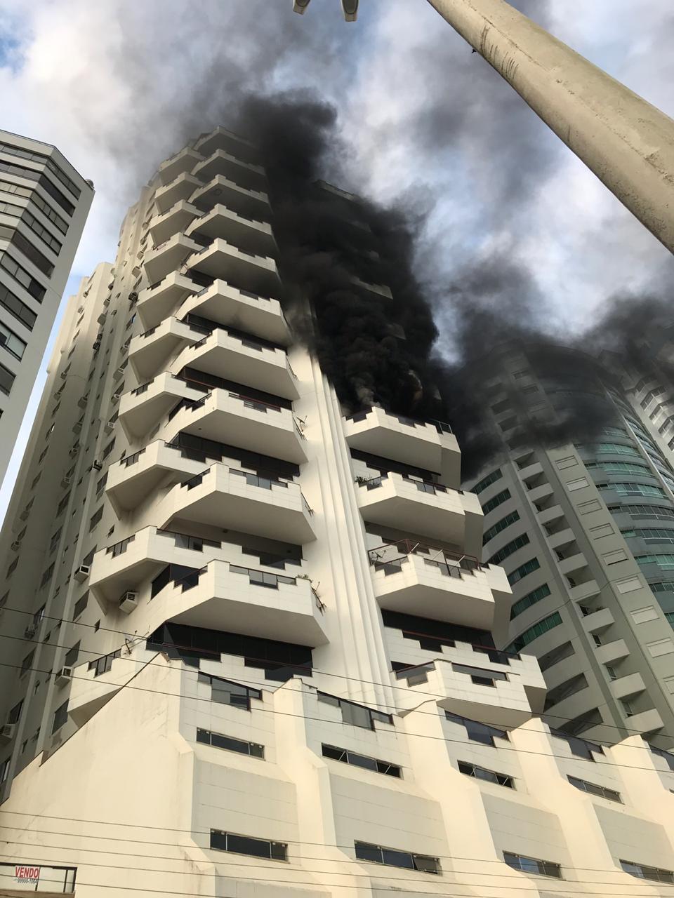 Em SC: Incêndio assusta moradores de edifício