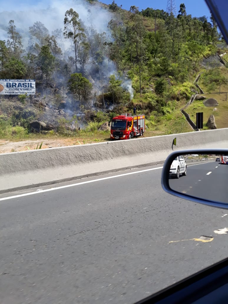 Bombeiros militares combatem incêndio em vegetação no Morro do Formigão, em Tubarão
