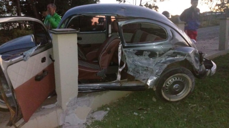 Em SC: Motorista embriagado foge após jogar Fusca para fora da pista