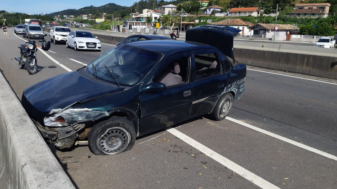 Acidente na BR-101, em Pescaria Brava, deixa motorista com ferimentos