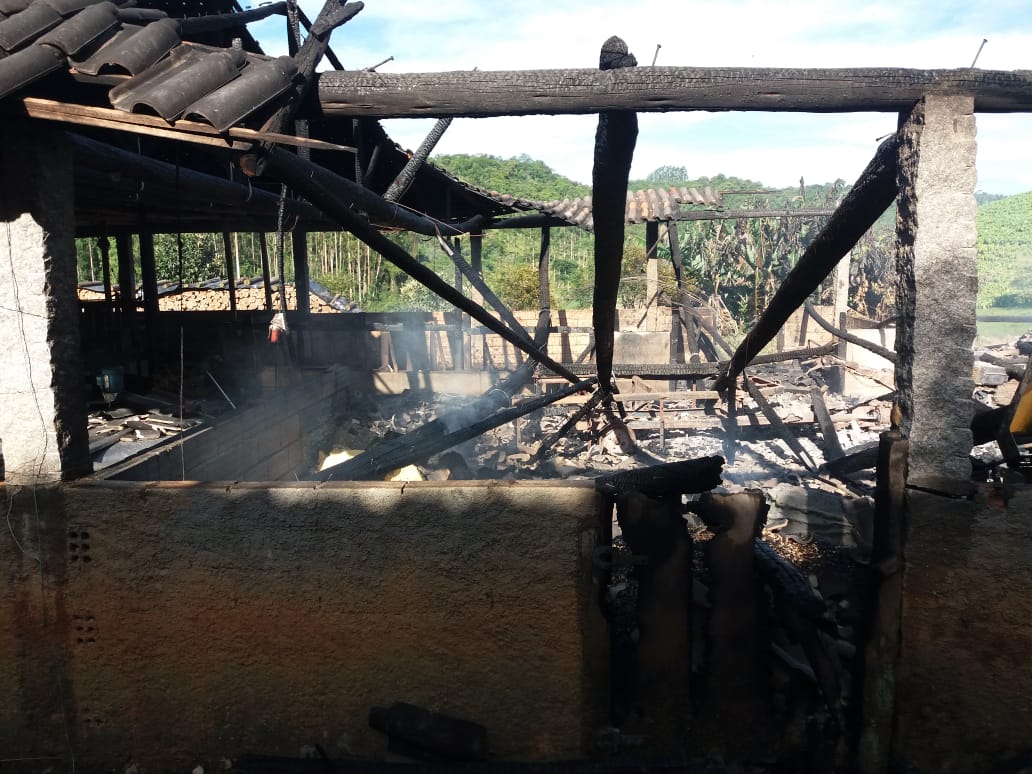 Prejuízo de incêndio em estufa de fumo em Rio Fortuna é de R$ 160 mil