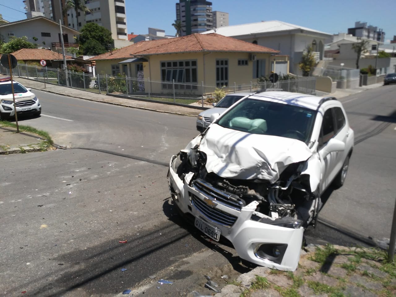 Colisão entre automóvel e caminhão é registrada em Tubarão