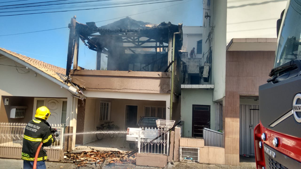 Casa é atingida pelo fogo em Braço do Norte