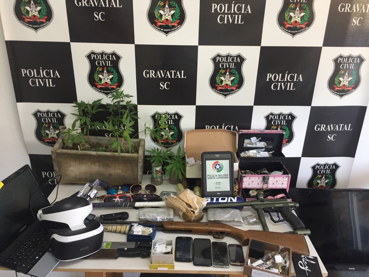 A casa caiu: Policiais prendem casal suspeito de envolvimento em tráfico, porte de arma e roubo