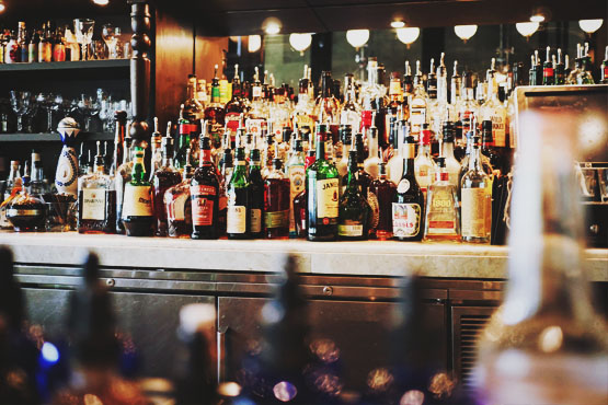 Jovem será ressarcido por escassez de bebidas em festa open bar no Réveillon da Ilha