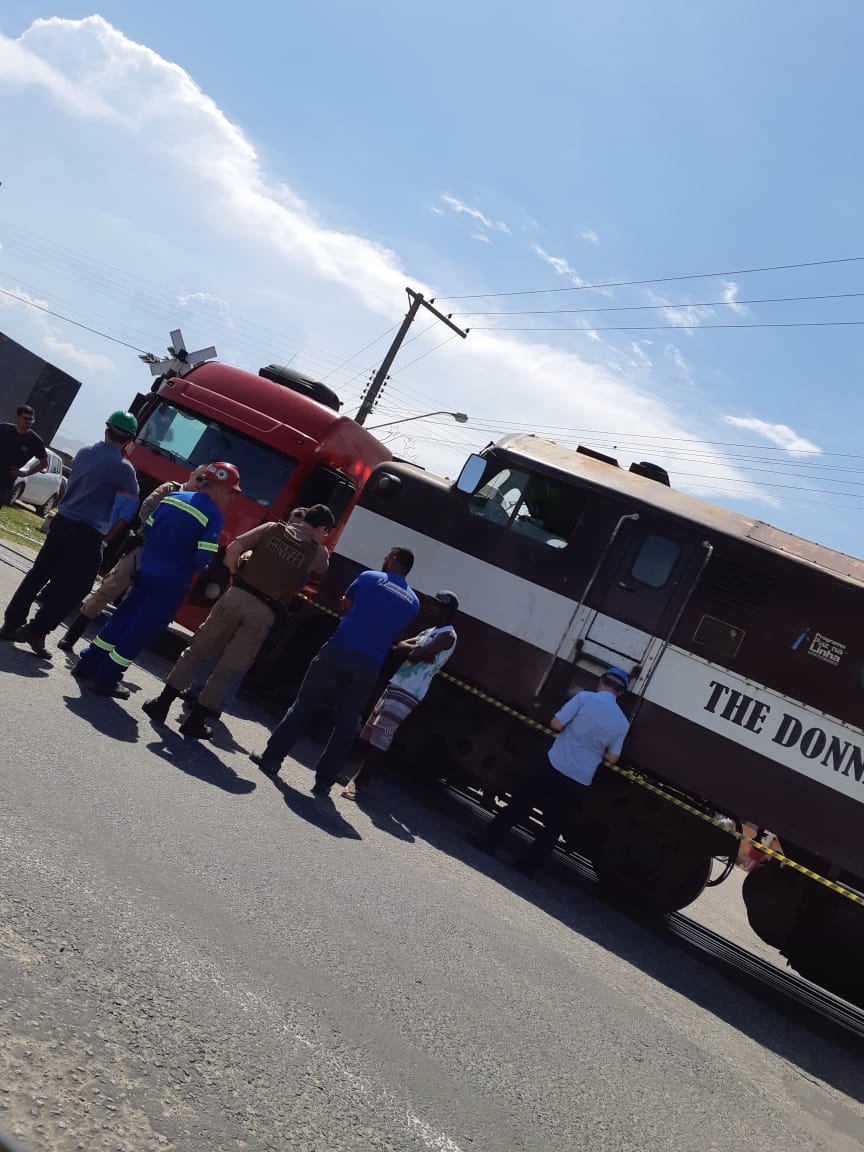 Trem atinge caminhão em Capivari de Baixo