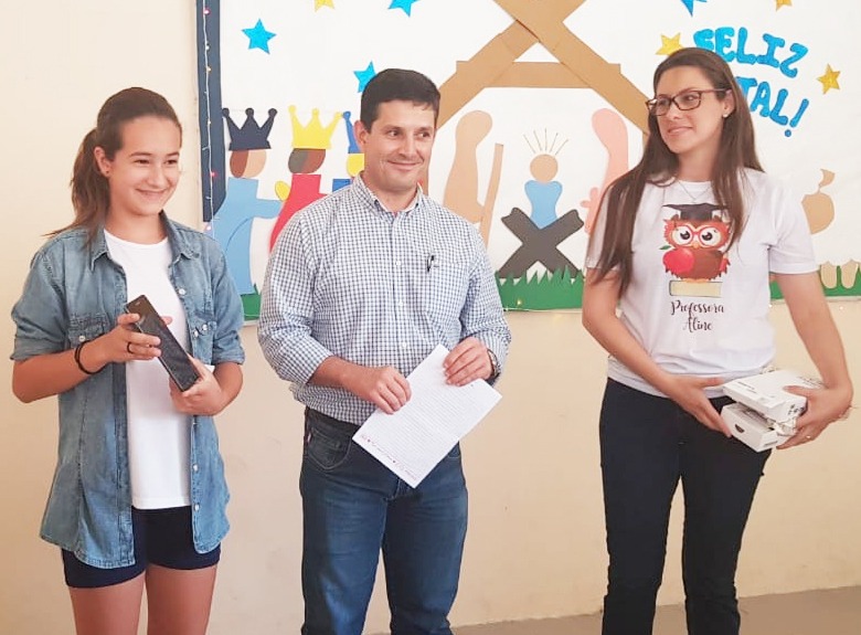 Cergral premia alunos em concurso de redação