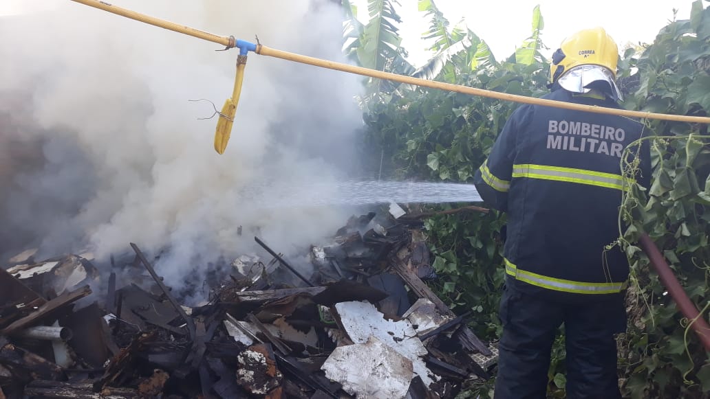 Bombeiros combatem incêndio em residência em Tubarão