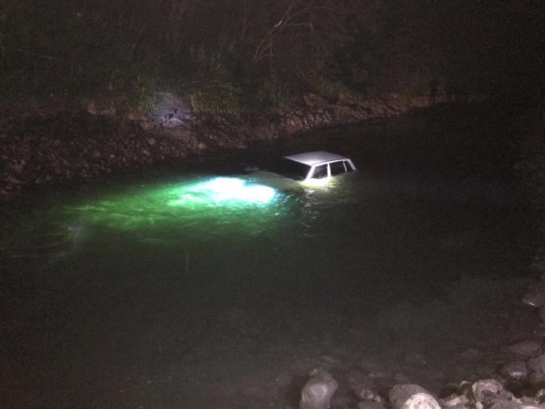 Motorista desaparece após carro furtado cair dentro de rio em Orleans