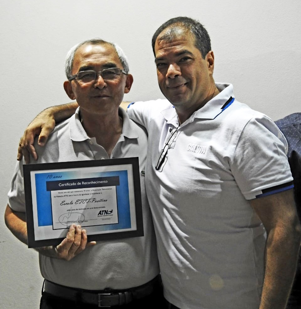 Reconhecimento: Professor Kazuo recebe certificado