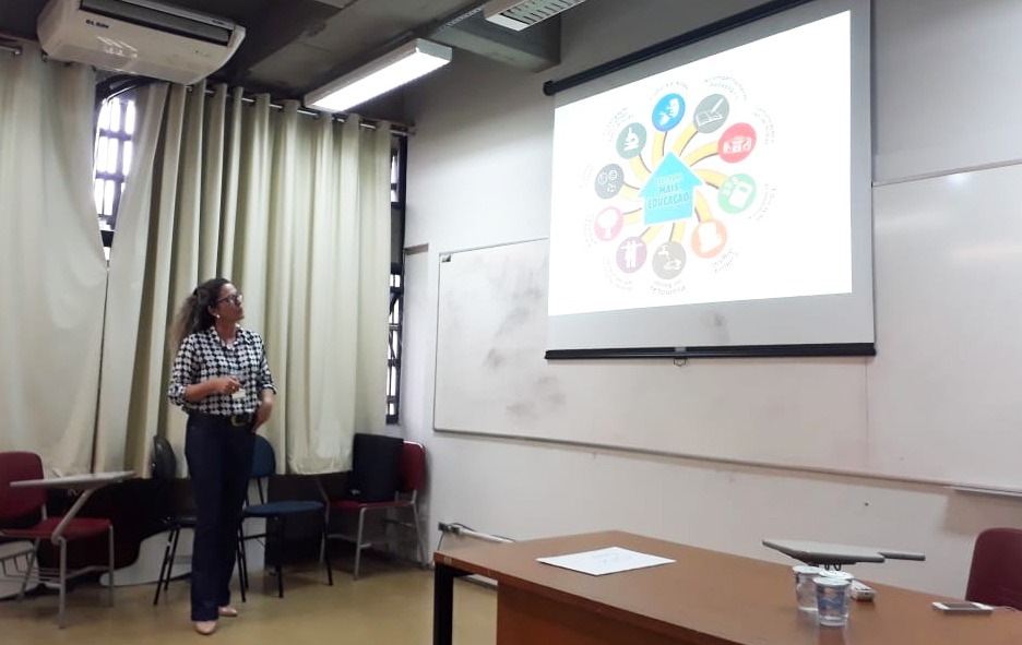Professora de Tubarão tem artigo apresentado na USP