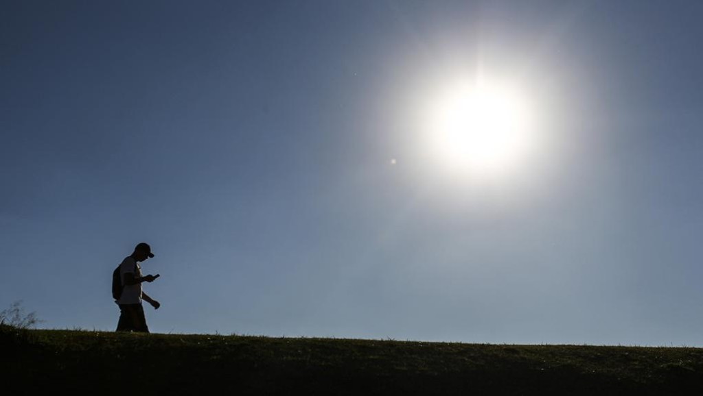 Quinta-feira com sol, calor e pancadas de chuva