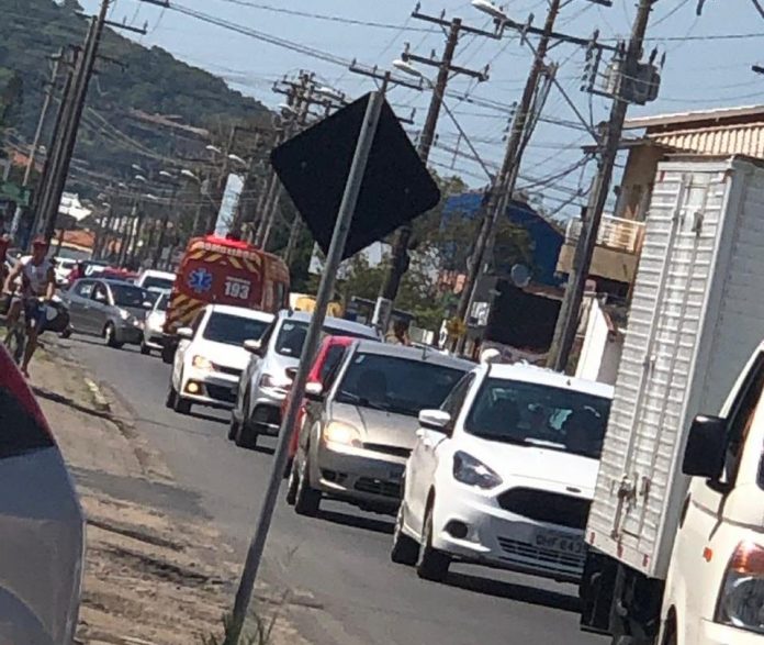 Acidente envolvendo caminhão e moto é registrado em Laguna