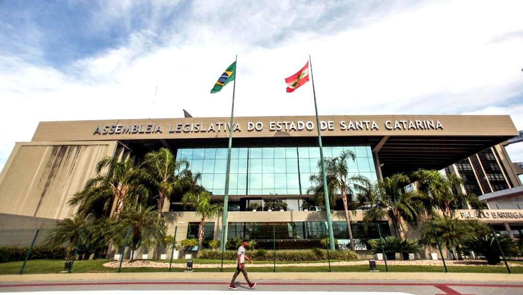 Deputados de SC aprovam projeto que permite aumento do próprio salário em 2019
