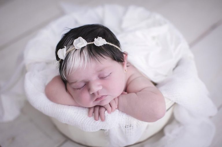 No país: Bebê nasce com mecha branca e vira sucesso na internet