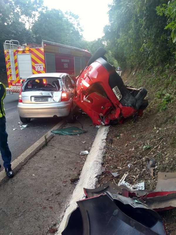 Em SC: Acidente entre dois veículos e um caminhão deixa uma pessoa ferida
