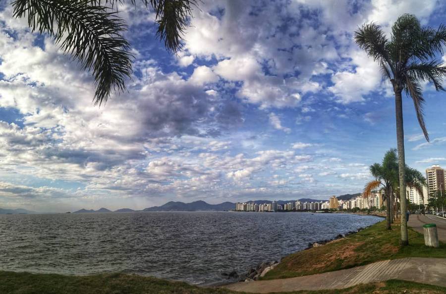 Sol, calor e pancadas de chuva em SC
