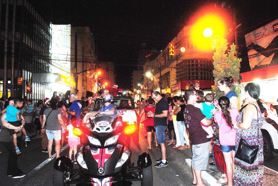 Desfile de Natal mais uma vez emociona grande público em Tubarão