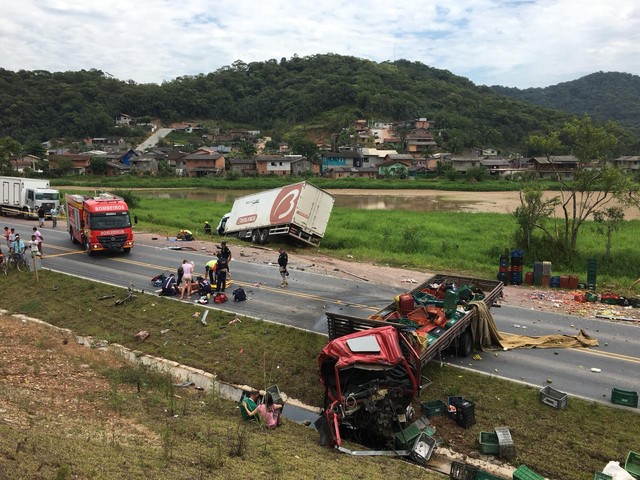 Acidente entre caminhões deixa feridos e complica trânsito na BR-470 em Gaspar