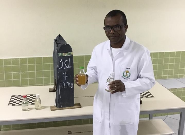 De pedreiro a farmacêutico inventor:  Estudante  desenvolve projeto inovador que filtra e dessaliniza água do mar