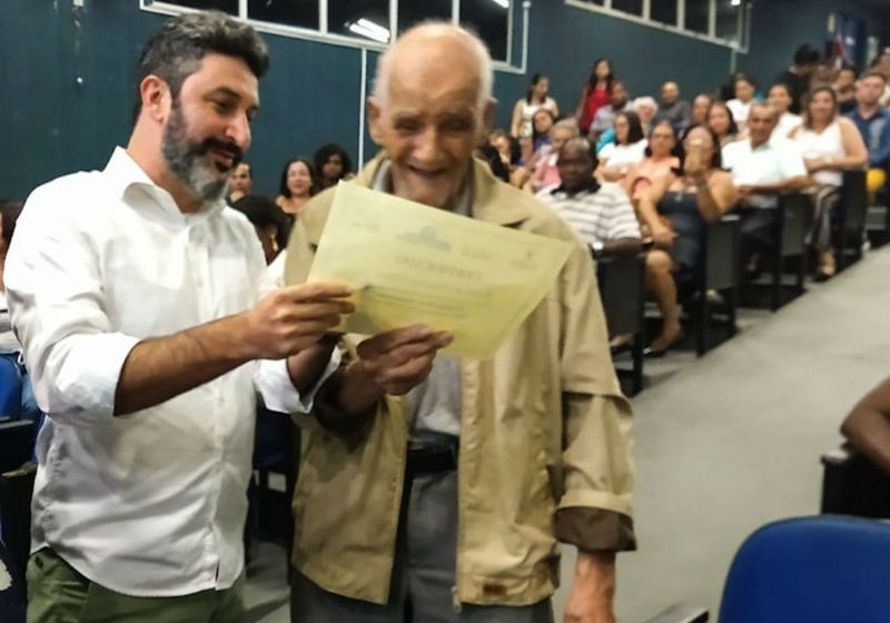 No país: Idoso recebe primeiro diploma da vida aos 91 anos: alfabetizado!