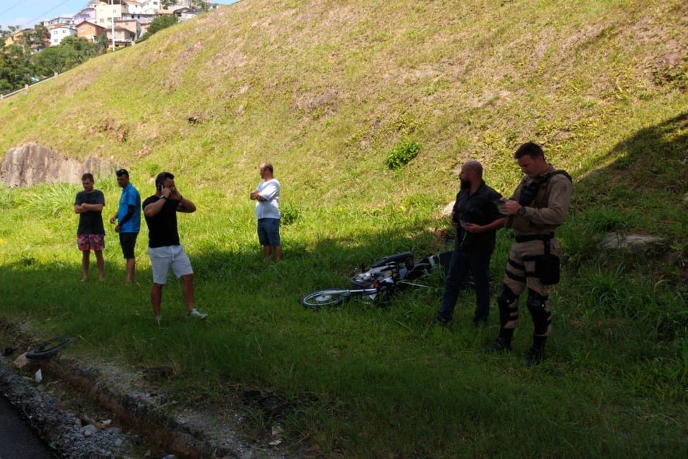 Em SC: Motociclista morre após bater em carro e cair de viaduto em Florianópolis