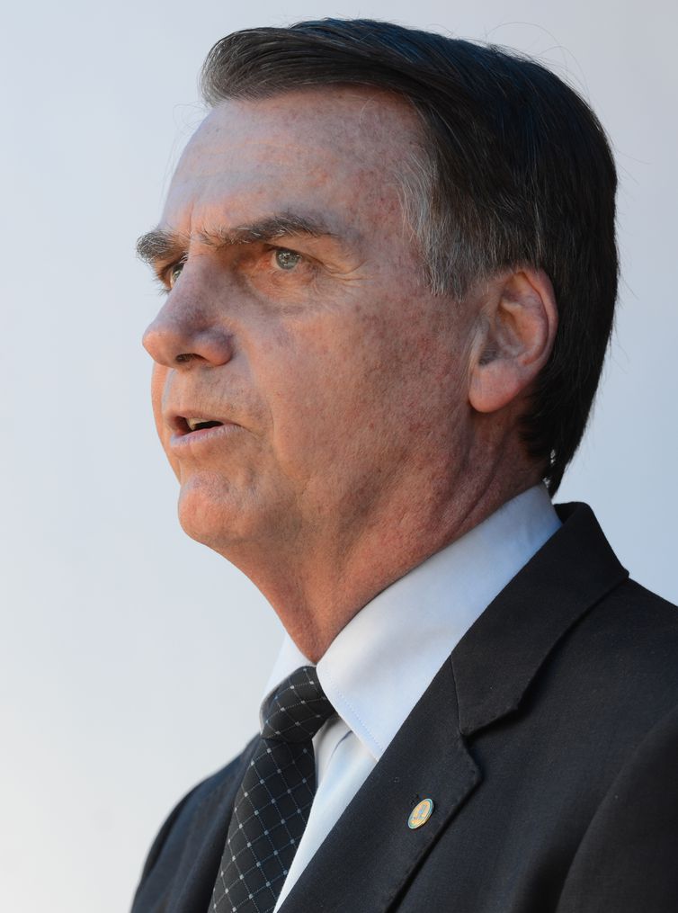 Bolsonaro faz primeira reunião ministerial com equipe completa dia 19