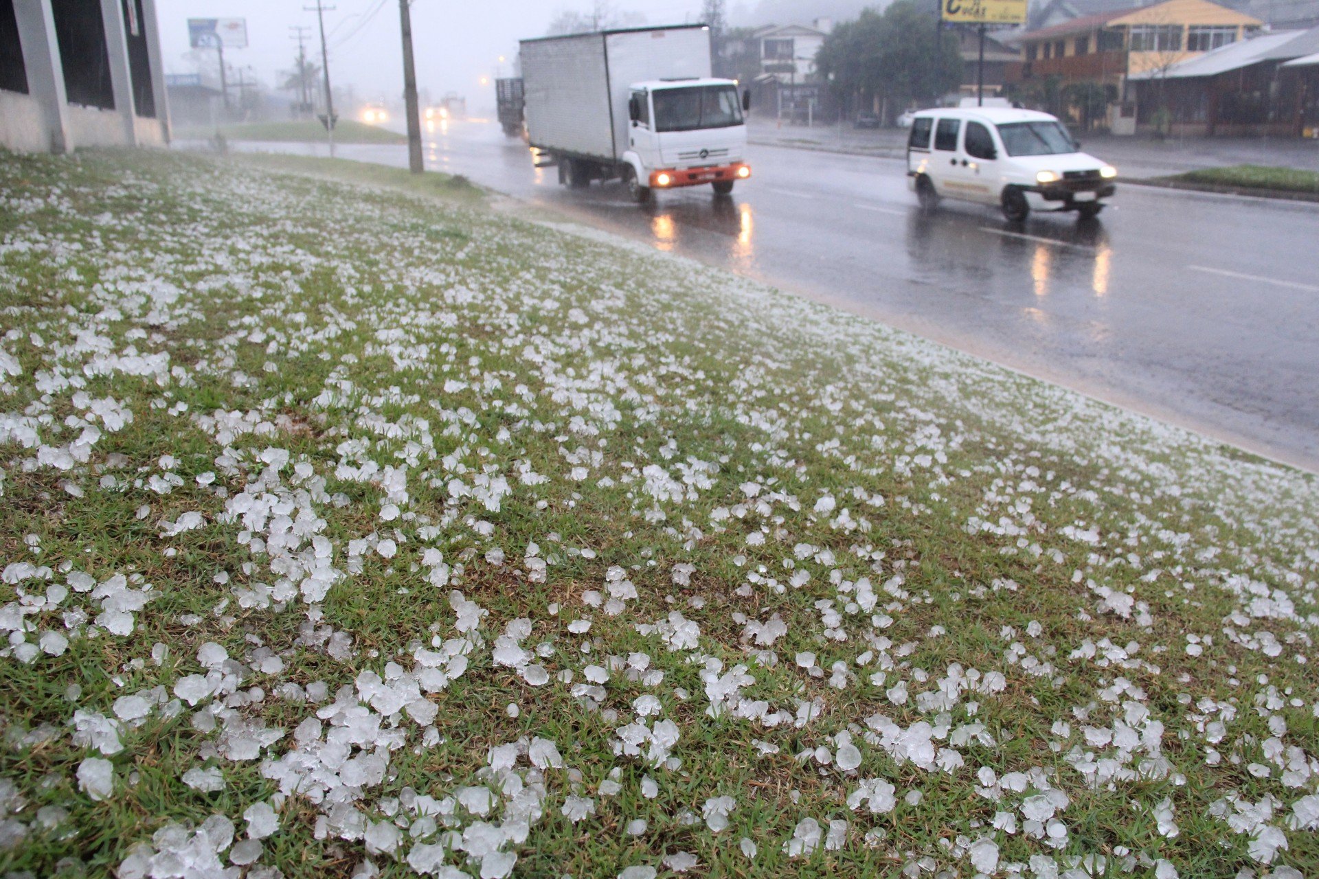 Alertas de temporais com chuva e granizo são emitidos pela Defesa Civil de SC