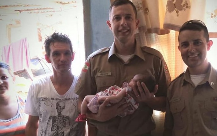 Salva de engasgamento: Policiais conhecem bebê que ajudaram a resgatar em Grão-Pará