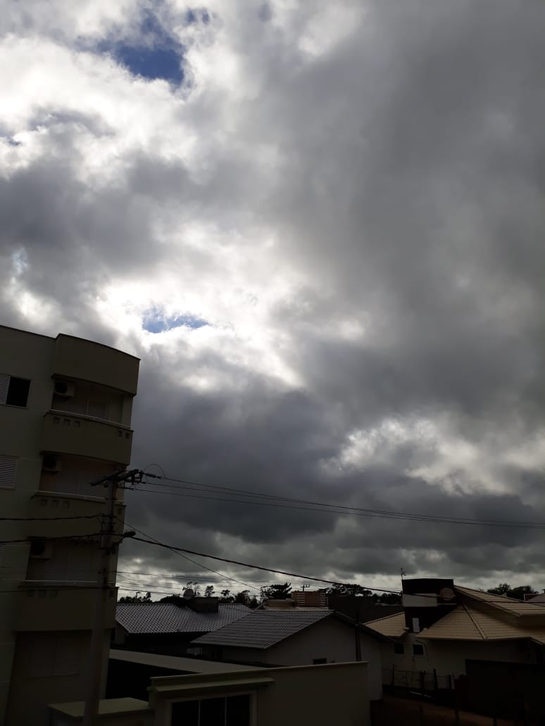 Terça-feira com temperatura mais amena e risco de temporais isolados