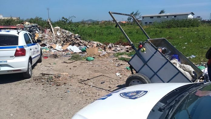 GM flagra homem descartando lixo em terreno de Laguna