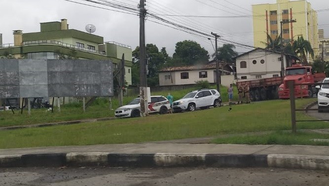 Acidente entre carro e carreta é registrado em Criciúma