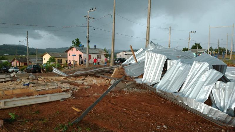 Em SC: Fortes temporais resultam em uma morte e prejuízos