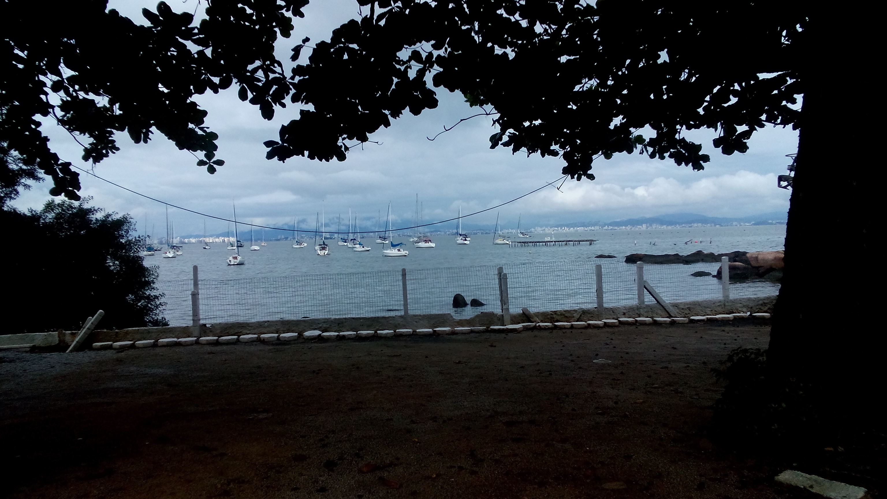 Calor, nuvens no Litoral e pancadas de chuva à tarde!