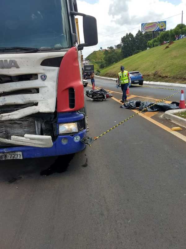 Em SC: Colisão frontal entre caminhão e motocicleta resulta na morte de dois jovens